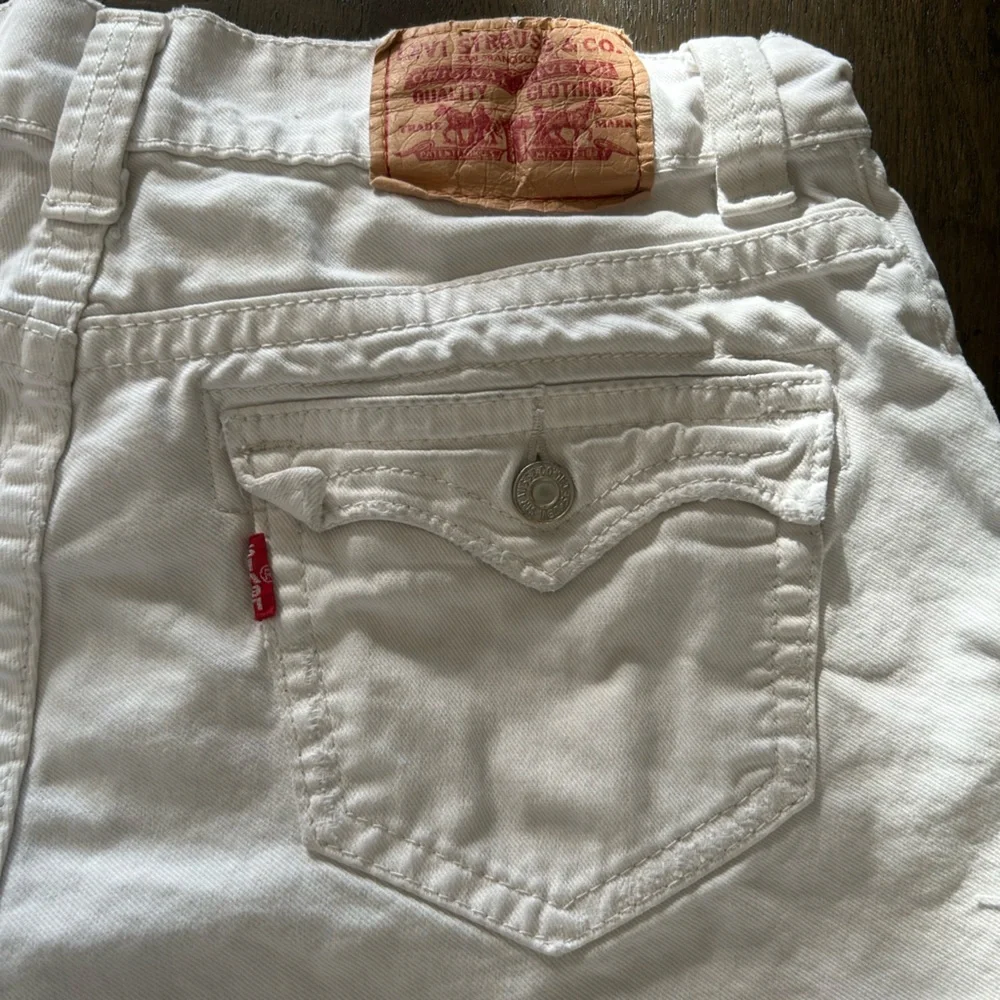 Levi’s 542 white low rise denim shorts